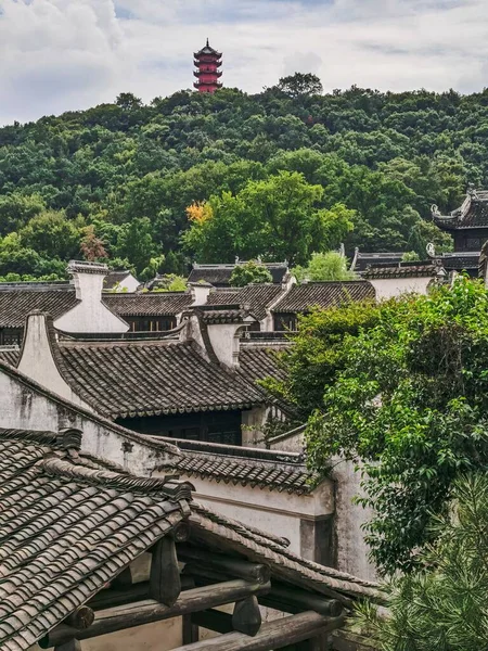 中国江蘇省を背景に山に塔を持つ無錫市の古代の町 — ストック写真