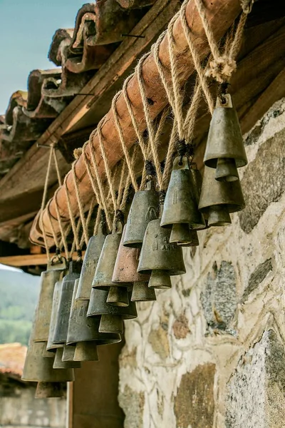 Низькокутний Знімок Старих Металевих Дзвонів Звисають Мотузці Даху Кам Яної — стокове фото