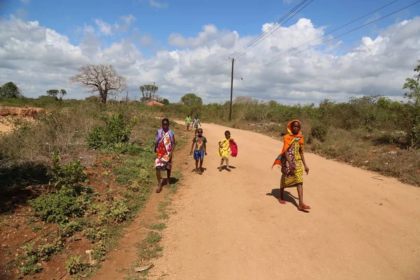Kenya Ukunda Köy Yolunda Yürüyen Afrikalı Bir Çocuk — Stok fotoğraf