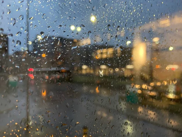 Eine Nahaufnahme Von Regentropfen Auf Das Fenster — Stockfoto