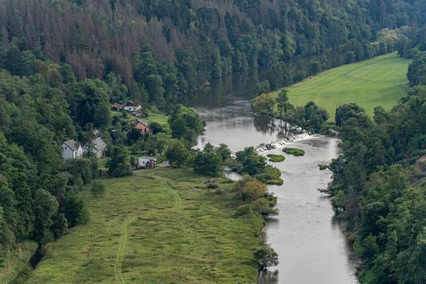 Река Бероунка Между Горами Покрытыми Лесами Чешской Республики — стоковое фото