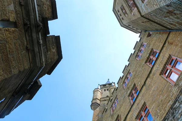 Tiro Ângulo Baixo Dos Edifícios Castelo Hohenzollern Sob Céu Azul — Fotografia de Stock
