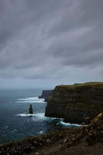 Een Schilderachtig Verticaal Uitzicht Immer Groene Kliffen Van Moher Ierland — Stockfoto