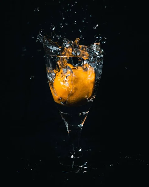柠檬在杯子里飞溅的特写镜头 — 图库照片