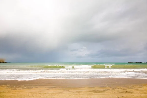 Havet Vågor Stänk Över Stranden Med Stormiga Moln Bakgrunden — Stockfoto