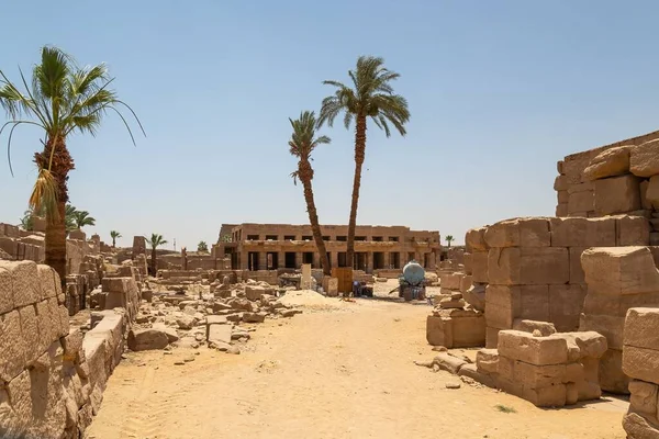 Eine Landschaft Aus Steinskulpturen Berühmten Karnak Tempel Unter Sonnenlicht Und — Stockfoto
