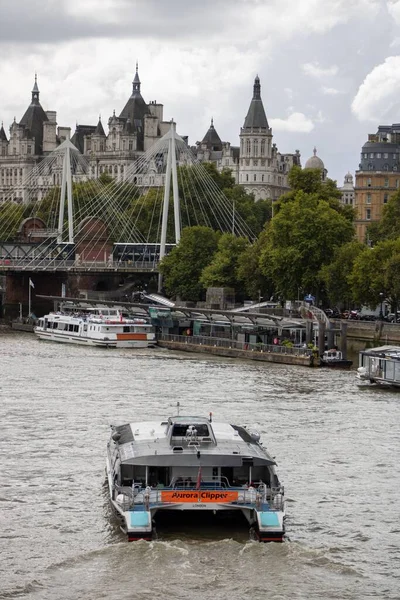 Die Themse Und Boote Mit Hungerford Bridge Und Royal Horseguards — Stockfoto