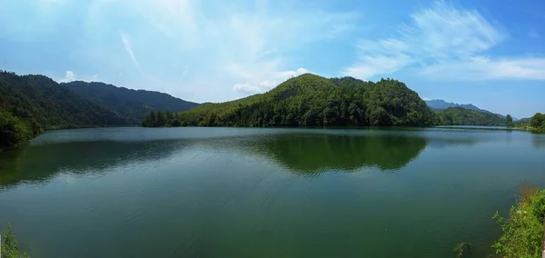 Uma Vista Panorâmica Belas Montanhas Florestadas Lago — Fotografia de Stock