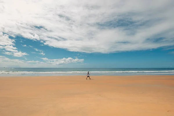 Vzdálený Záběr Člověka Který Létě Prochází Pláži Před Mořskou Pláštěnkou — Stock fotografie