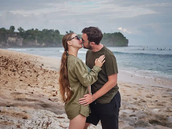 Ein Verliebtes Paar Küsst Sich Sandstrand Mit Dem Blauen Meer — Stockfoto