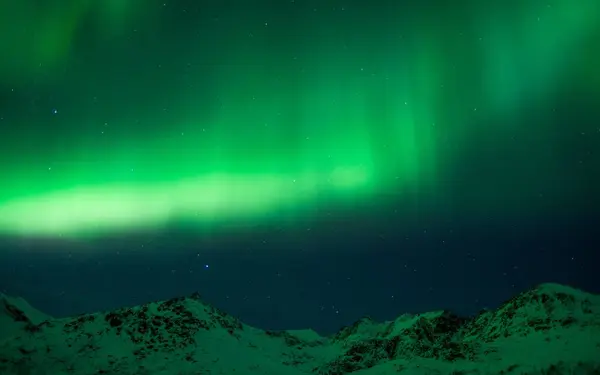 Piękne Ujęcie Jasnozielonej Zorzy Polarnej Nad Górami Norwegii — Zdjęcie stockowe