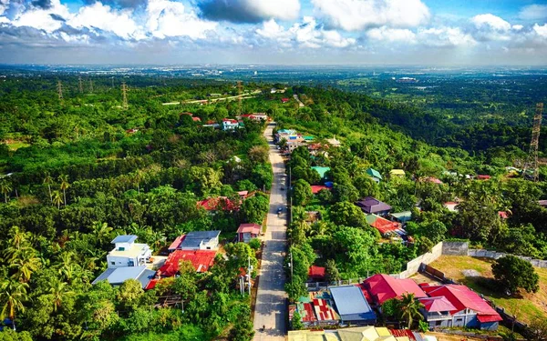 Una Toma Aérea Sobre Edificios Con Techos Coloridos Rodeados Árboles — Foto de Stock