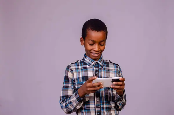 Een Jonge Jongen Een Geruite Shirt Met Een Mobiele Telefoon — Stockfoto