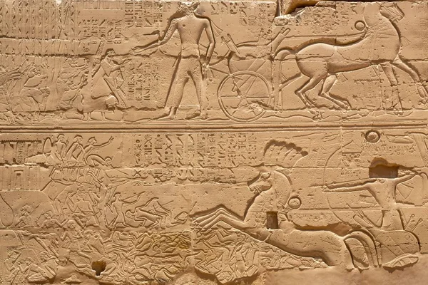 エジプトのルクソールにあるカルナック神殿の壁に描かれた象形文字の碑文とファラオ — ストック写真