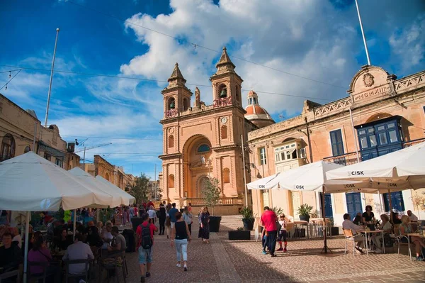 Turistas Famosa Vila Piscatória Malta Santuário Nossa Senhora Pompeia Igreja — Fotografia de Stock