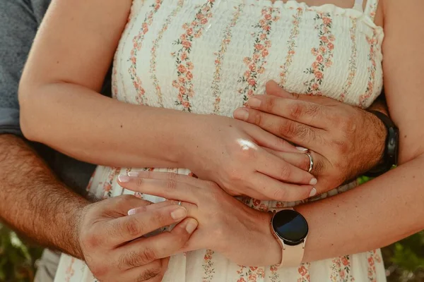 Detailní Záběr Ženatého Milého Páru Objímajícího Nasazujícího Prsteny — Stock fotografie