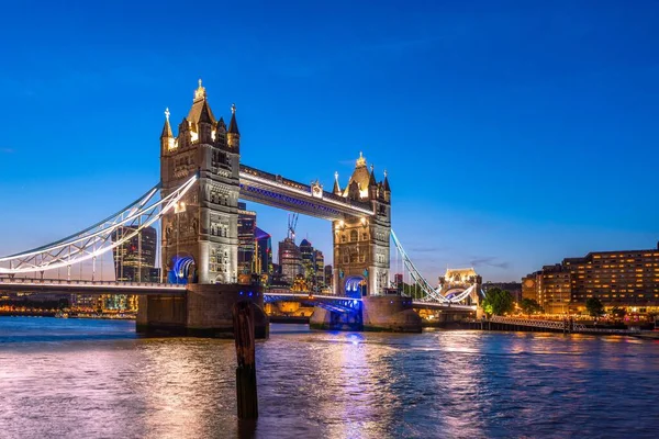 夕暮れ時のタワーブリッジとロンドン ヨーロッパの都市スカイラインの風光明媚なショット — ストック写真