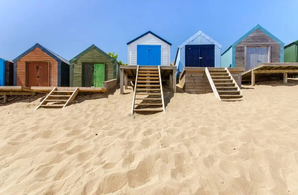 Eine Reihe Von Strandhütten Einem Sandstrand — Stockfoto