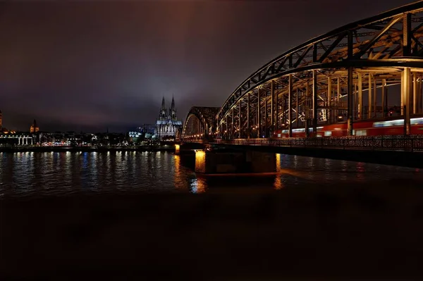 Eine Landschaftsaufnahme Der Modernen Brücke Über Den Fluss Mit Einem — Stockfoto