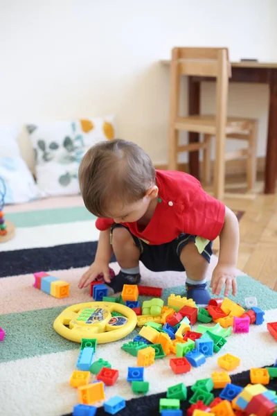 Ein Kaukasischer Junge Der Einem Kindergarten Sitzt Und Bunte Würfel — Stockfoto