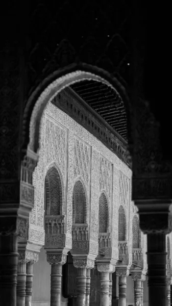 阿尔罕布拉城堡的伊斯兰建筑的垂直灰度摄影 带有曲调题词 — 图库照片