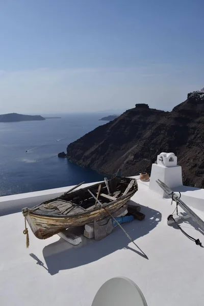 Vertikal Bild Liten Träbåt Vit Terrass Över Egeiska Havet Santorini — Stockfoto