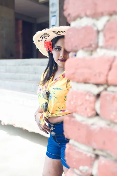 Una Vertical Una Mujer Del Sur Asia Con Una Camisa —  Fotos de Stock