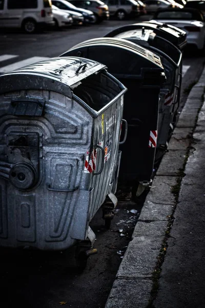 昼間のプラハの街で古い灰色のゴミ箱の垂直ショット — ストック写真