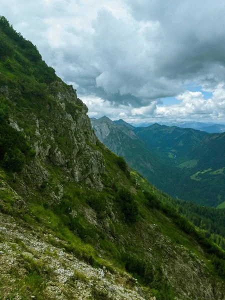 Bulutlu Bir Günde Yeşil Alpler Güzel Manzarası — Stok fotoğraf