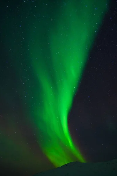 Függőleges Lövés Élénk Zöld Aurora Északi Fények Felett Hegyek Norvégiában — Stock Fotó
