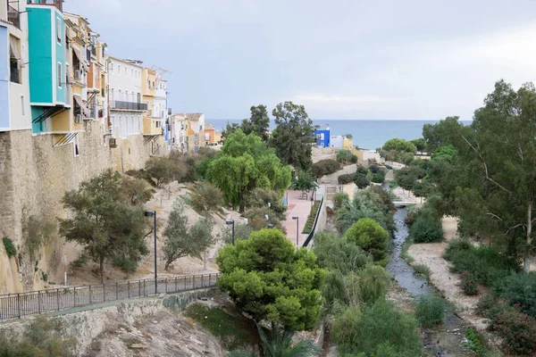 Alicante Arka Planda Deniz Olan Ağaçlar Güzel Binalar Arasında Küçük — Stok fotoğraf