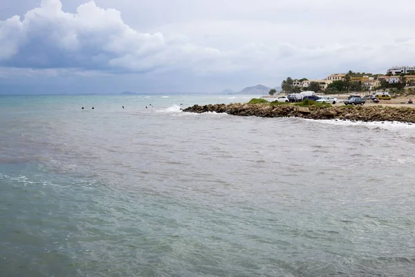 Las Olas Del Mar Salpicando Sobre Orilla Con Ciudad Fondo — Foto de Stock