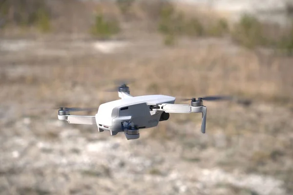 Eine Drohne Fliegt Über Ein Ausgetrocknetes Feld — Stockfoto