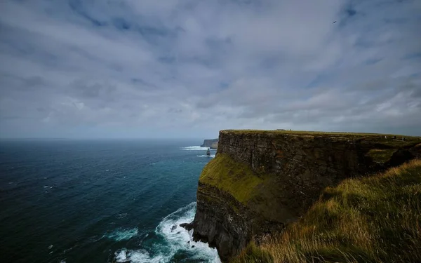 Uma Vista Panorâmica Das Falésias Perenes Moher Irlanda Dia Sombrio — Fotografia de Stock