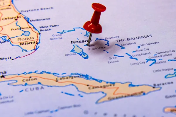 Bahamalar Adaları Ndaki Bir Haritadaki Gezici Kırmızı Düğmenin Yakın Plan — Stok fotoğraf