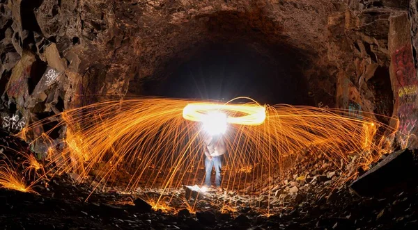 Eine Langzeitbelichtungsaufnahme Einer Person Die Eine Brennende Stahlwolle Einer Höhle — Stockfoto