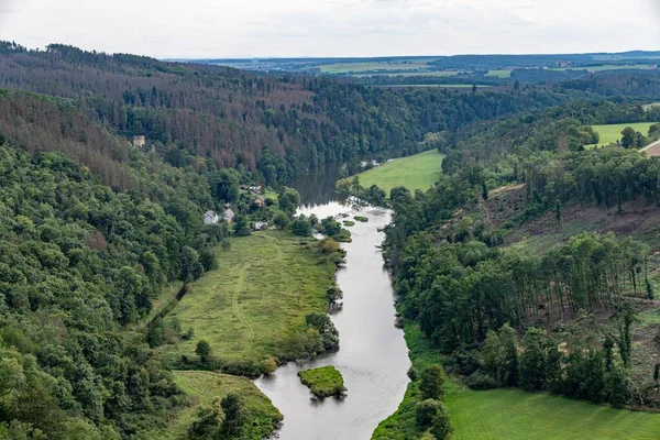 Rio Berounka Entre Montanhas Cobertas Florestas República Checa — Fotografia de Stock