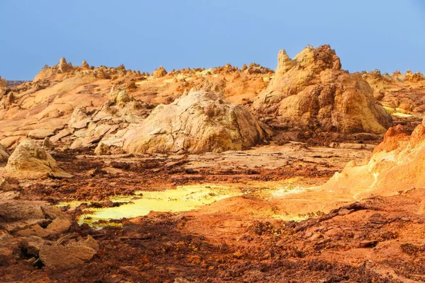昼間はオレンジの崖や砂のある砂漠の風景 — ストック写真
