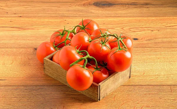 Primer Plano Racimo Tomates Sobre Fondo Madera — Foto de Stock