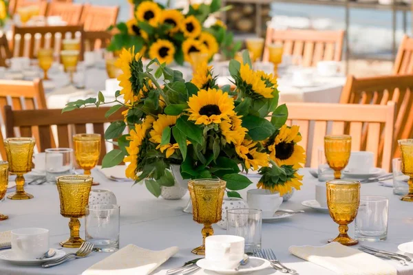 テーブルの上でひまわりの装飾や食器の美しいショット — ストック写真