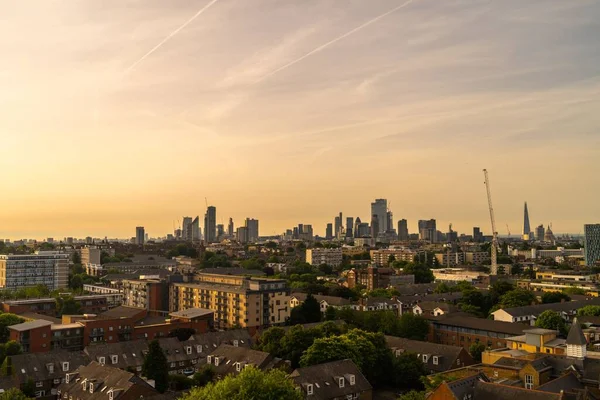 日出时伦敦城市天际线的风景画 — 图库照片