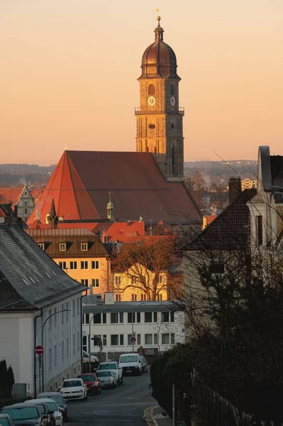 Вертикальный Снимок Улицы Собором Святого Мартина Заднем Плане Амберге — стоковое фото