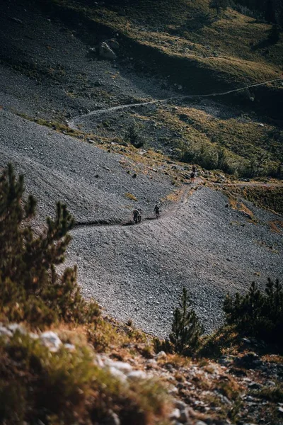 Pionowy Widok Wysokiego Kąta Wąskiego Szlaku Przechodzącego Przez Dolinę Piekieł — Zdjęcie stockowe