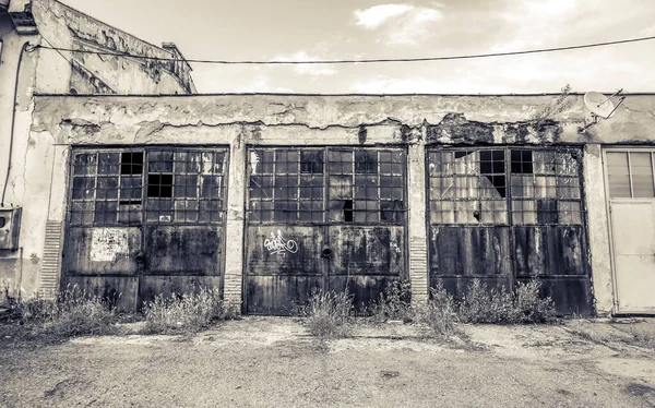 Grayscale Old Wrecked Warehouse Building Sky Background — Stock Photo, Image