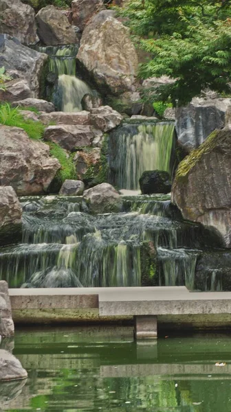 Una Toma Vertical Larga Exposición Una Hermosa Cascada Jardín Japonés —  Fotos de Stock