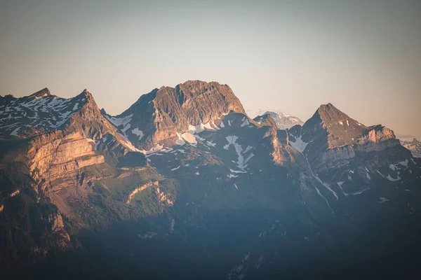 Een Prachtig Landschap Van Een Besneeuwde Bergen Schemering — Stockfoto