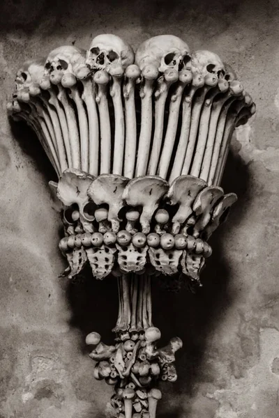 チェコ共和国クトナ ホラのセドリック オスサリア礼拝堂での人間の頭蓋骨と骨の垂直撮影 — ストック写真