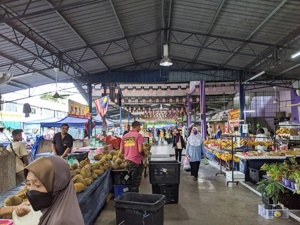 マレーシアのパークには新鮮な果物や野菜がたくさんある混雑した朝の市場 — ストック写真