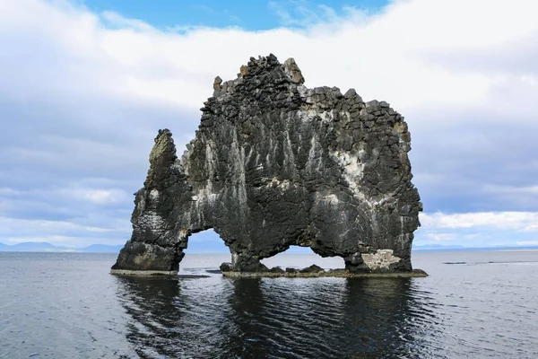 アイスランドの海にあるHvitserkur高玄武岩のスタック — ストック写真