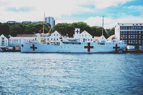 Das Schwimmende Weiße Schiff Mit Roten Kreuzen Der Bucht Von — Stockfoto